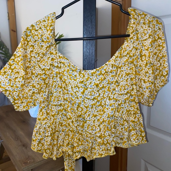 SHEIN Floral Front Tie Cropped Top - Picture 4 of 4